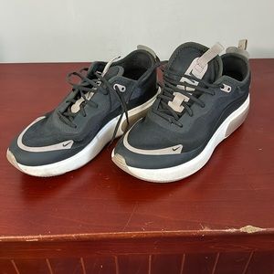 Black and Beige Woman Air Max